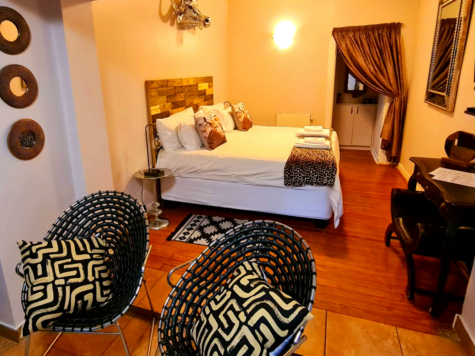 Luxury Suite with Sleeper Couch African - 1