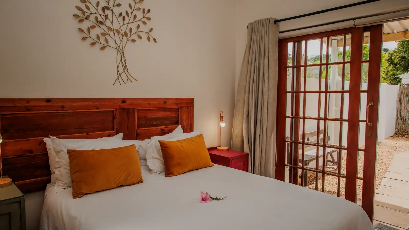 Robin Budget Queen Courtyard Room - 1