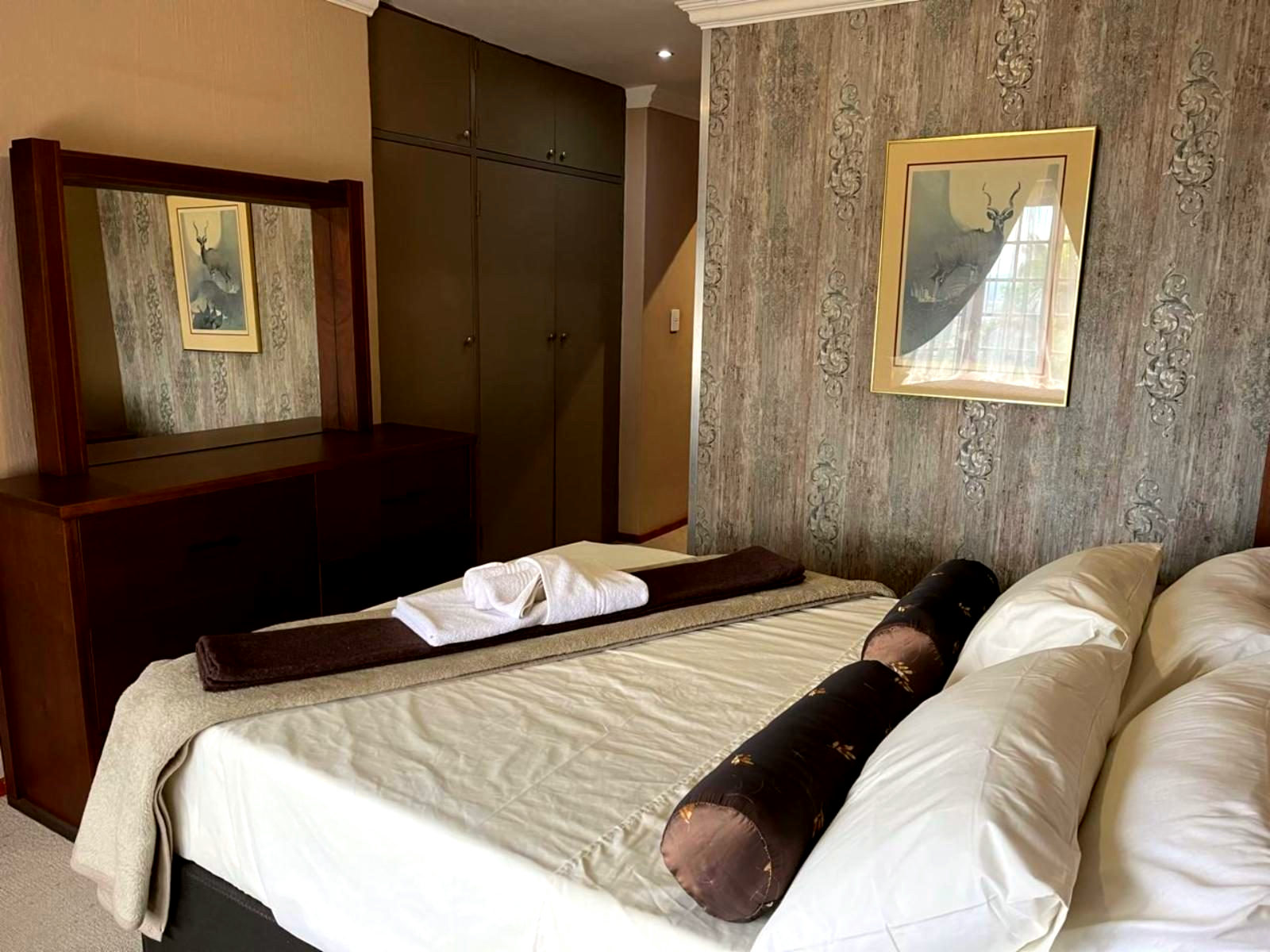 Deluxe Queen Room with Shower - 1