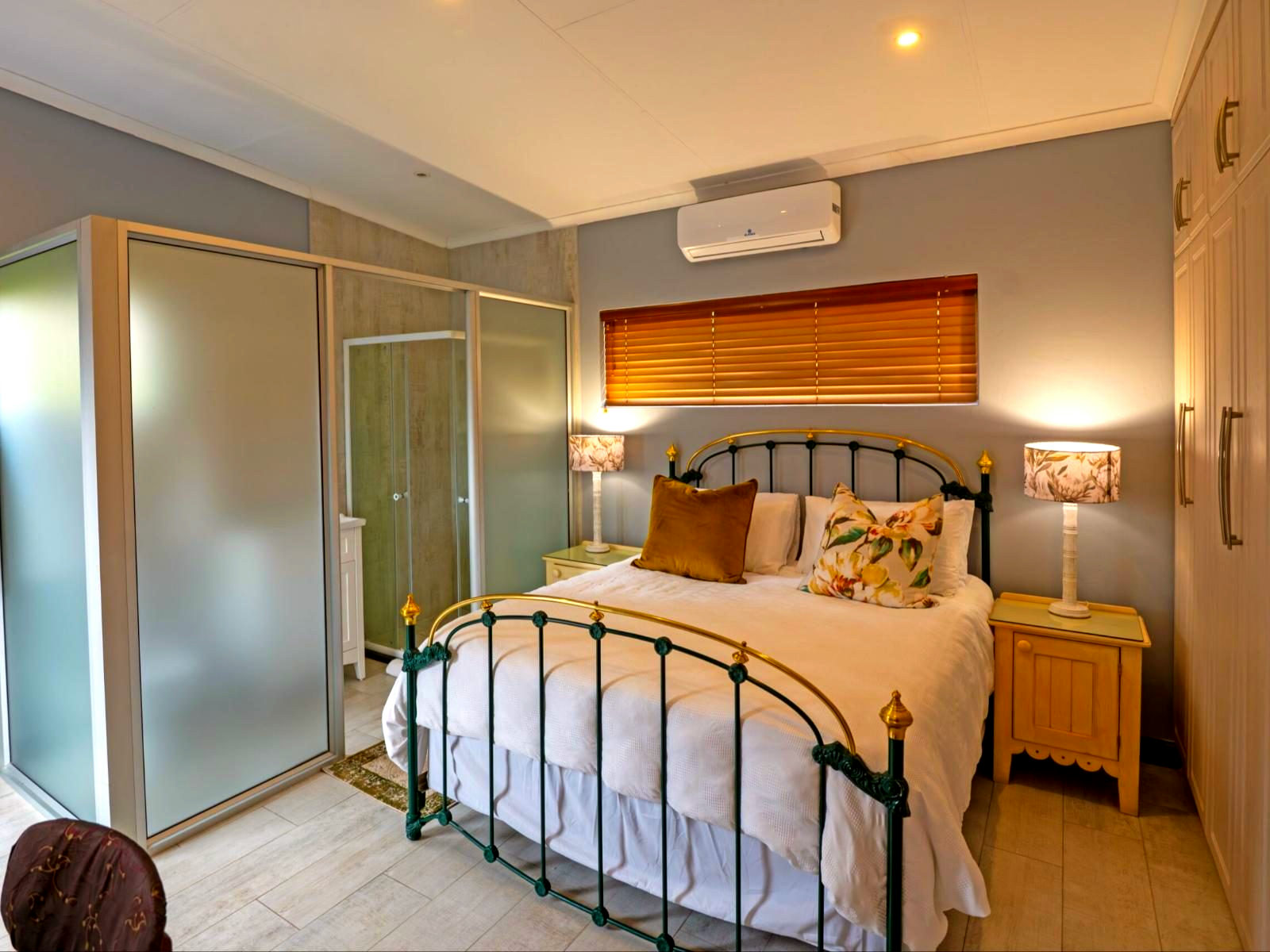 Deluxe Queen Room with Shower - 1