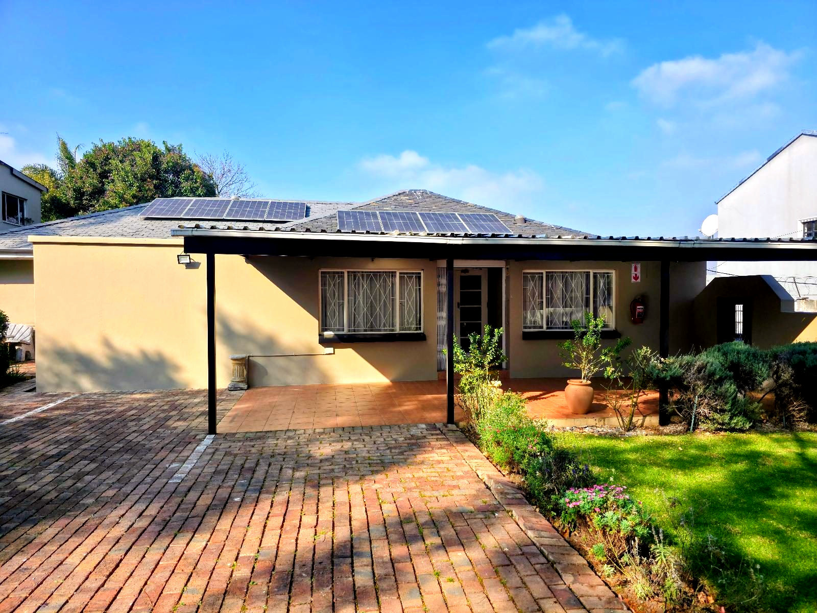 Tau Golden Mane Guest House